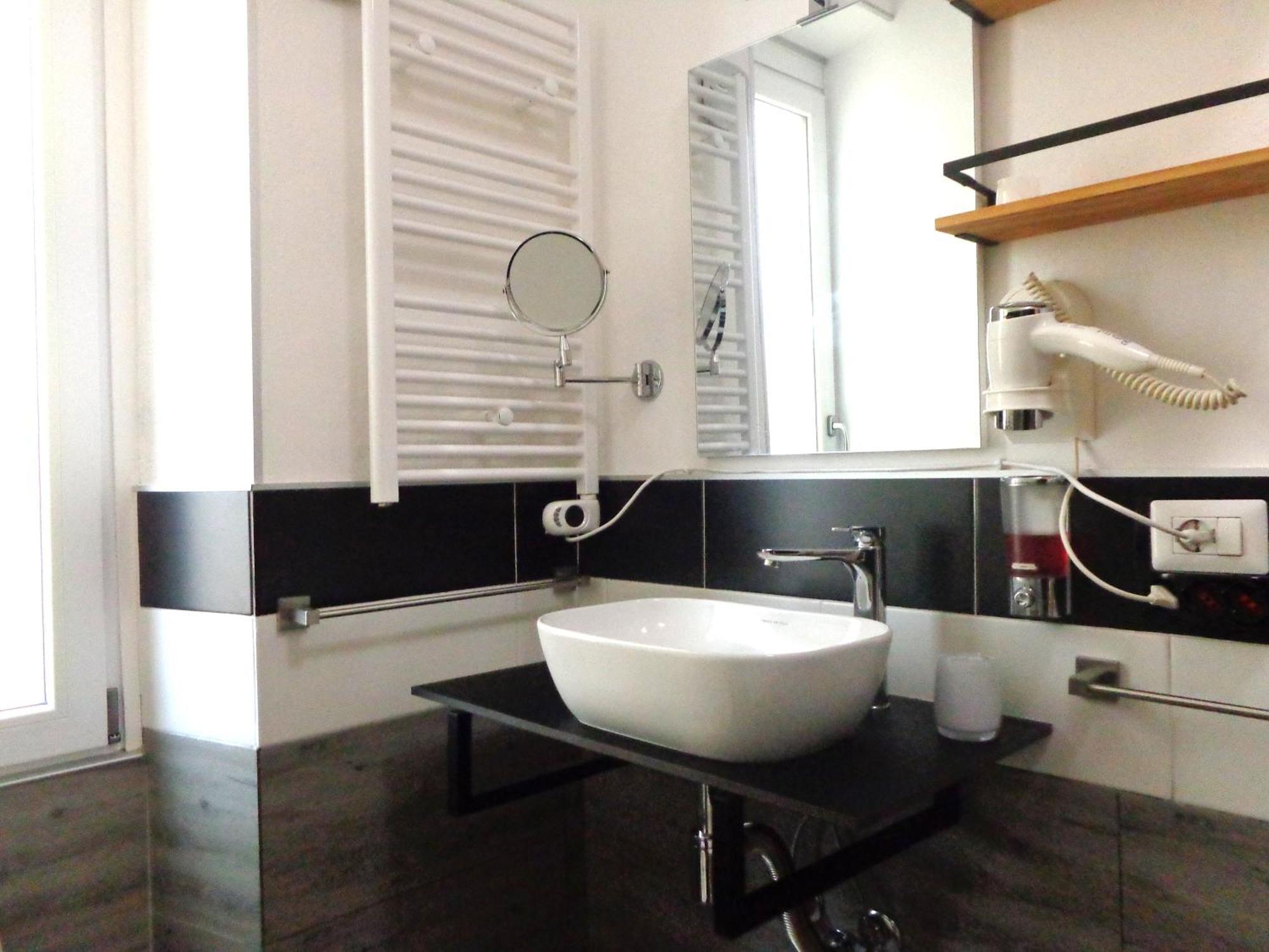 Chloe'S Rooms Cagliari Exterior photo